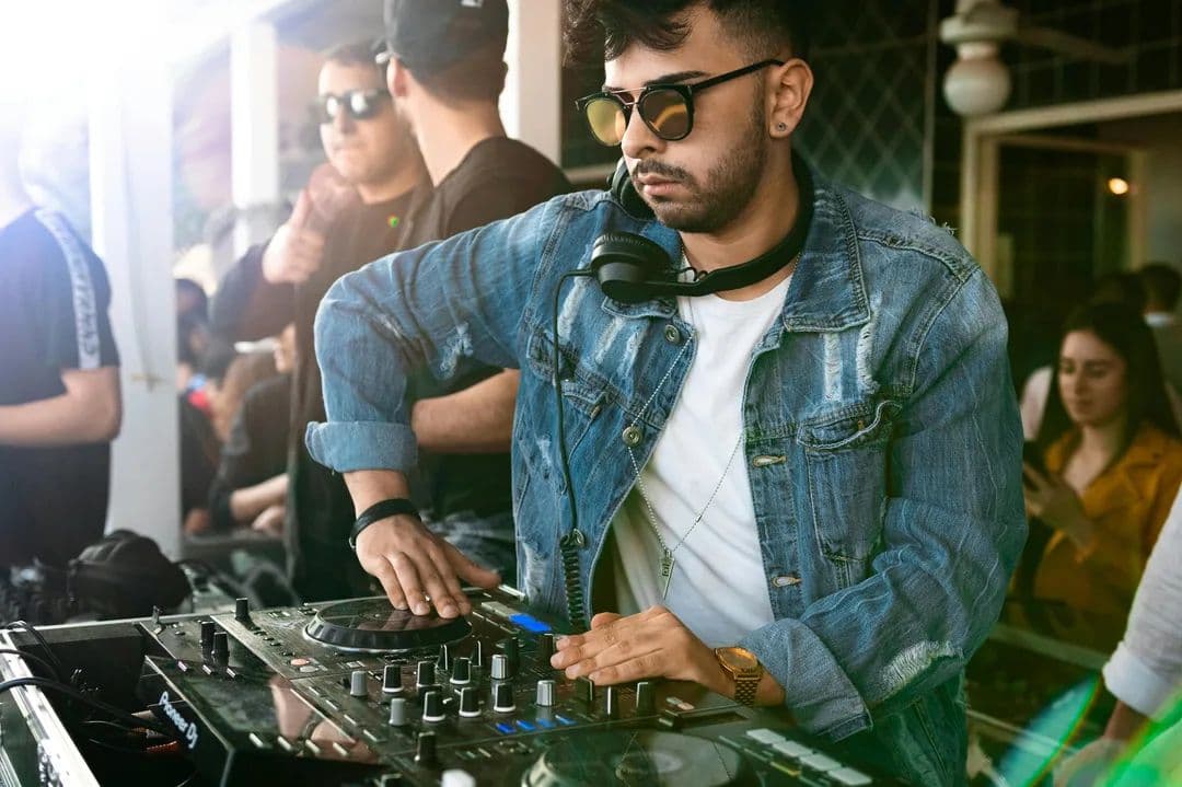 DJ tocando para o público em uma festa