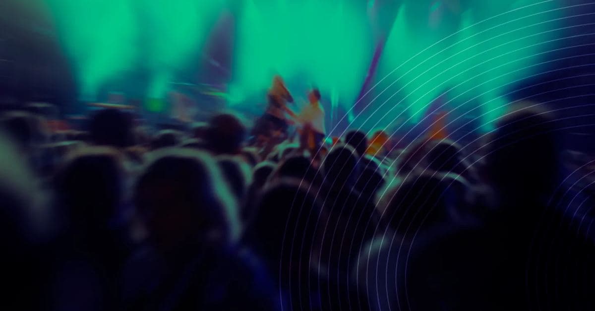 Público em um show com as mãos para o alto